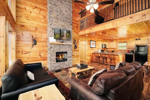 8 min to Dollywood, hot tub, pool table, sleeps 10