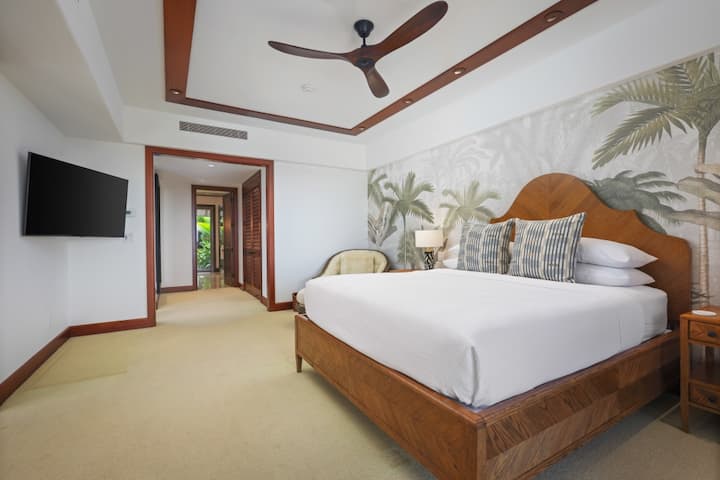 Primær soveværelsessuite med kingsize-seng i Californien, lanai, walk-in-closet og eget bad.