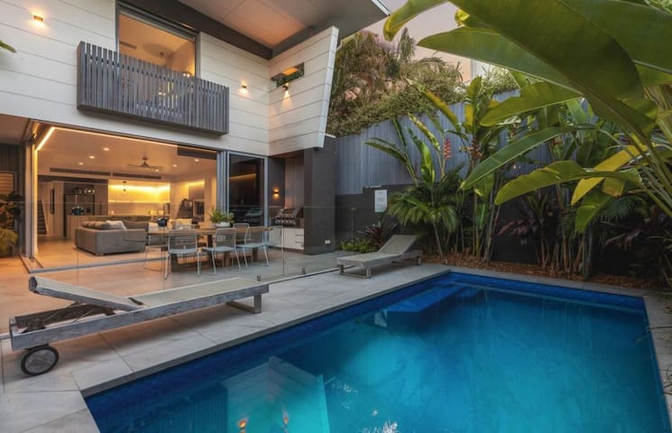 Kokos Beach House 1 – beachside luxury with pool