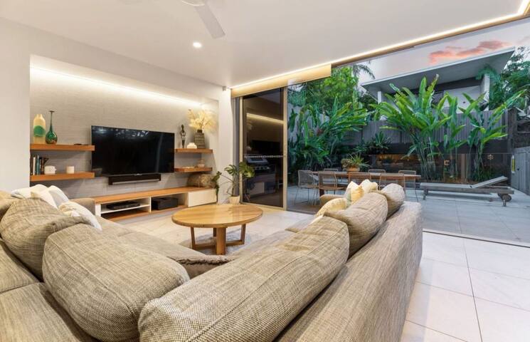 Kokos Beach House 1 – beachside luxury with pool gallery image 2