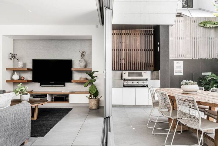 Kokos Beach House 1 – beachside luxury with pool gallery image 5