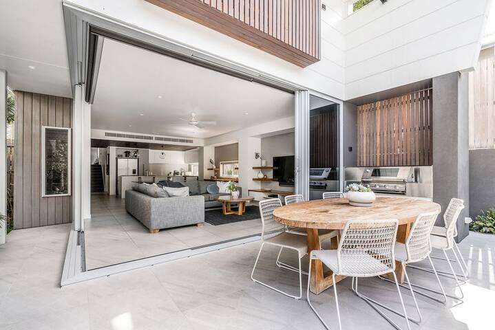 Kokos Beach House 1 – beachside luxury with pool gallery image 4