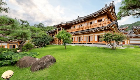 Comfortable healing accommodation in a traditional hanok in harmony with nature