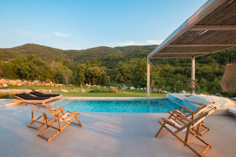 Aristotelia Gi Villas - Private Poolside Sanctuary