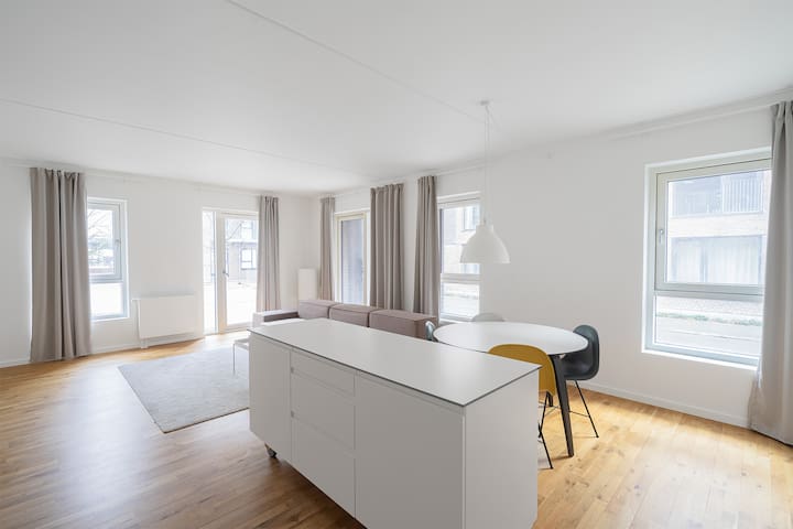 Fantastic 3-BR apartment w/ french balconies – 149