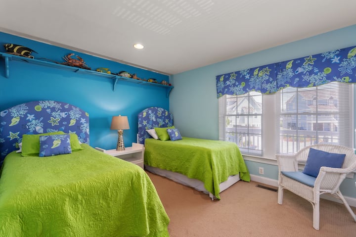 MS22: Sandpiper's Retreat | ML Bedroom 1- Two Twin Beds and Trundle, Private Bath