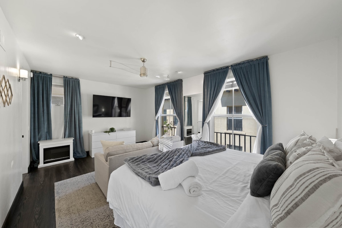 Dormitorio tranquilo con ropa de cama en capas, cortinas suaves y un ambiente tranquilo y relajante.