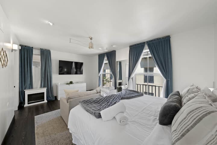Dormitorio tranquilo con ropa de cama en capas, cortinas suaves y un ambiente tranquilo y relajante.