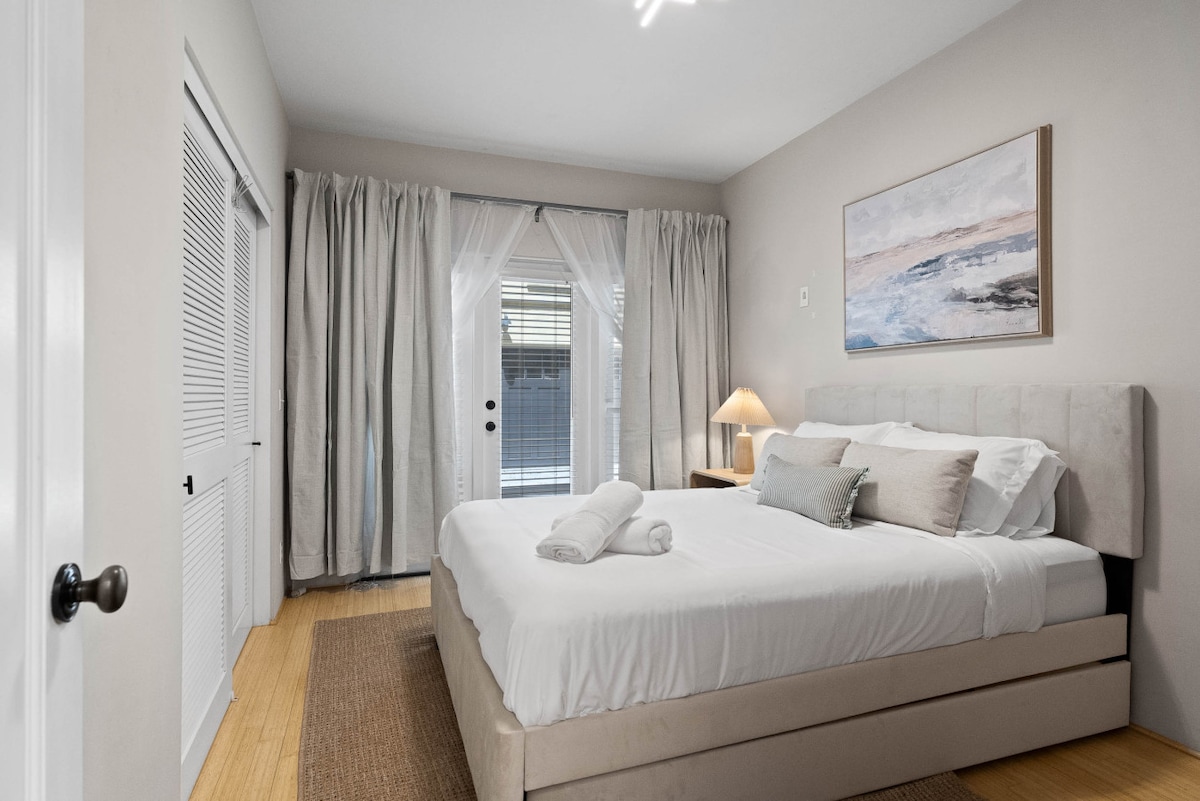 Dormitorio tranquilo con sábanas frescas, texturas acogedoras y una configuración tranquila para noches de descanso.