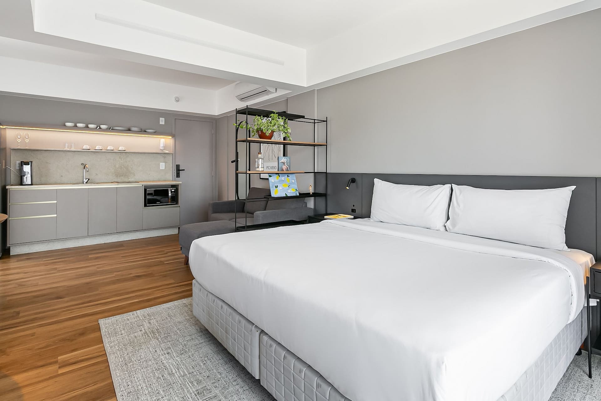 Studio with king-size bed near the beach