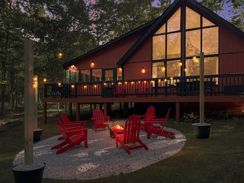 Chalet Cabin w Hot Tub, WiFi, Firepit, Grill, Deck