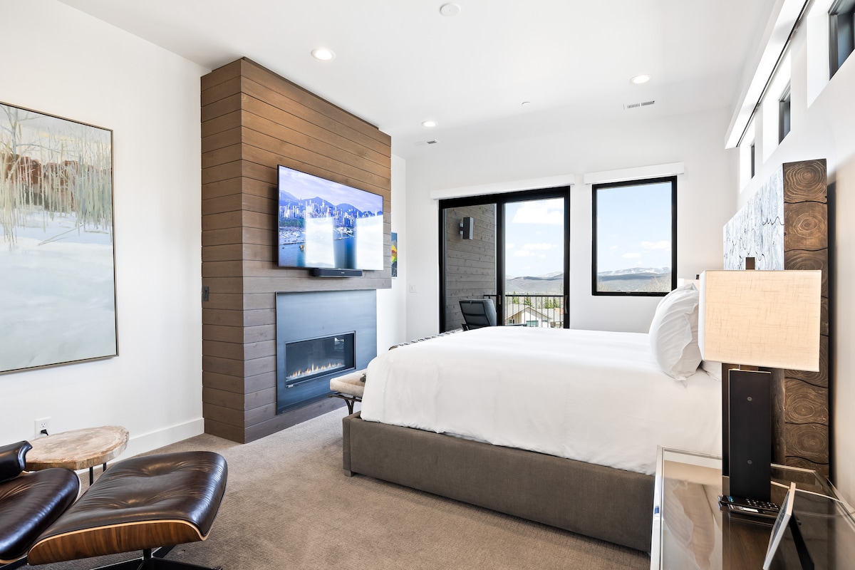 - غرفة نوم واسعة مع سرير كينج ومدفأة وشرفة خاصة  
- نوافذ كبيرة تطل على الجبل وتسمح بدخول الضوء الطبيعي  
- ملاذ عصري مع تلفزيون وكرسي استرخاء جذاب