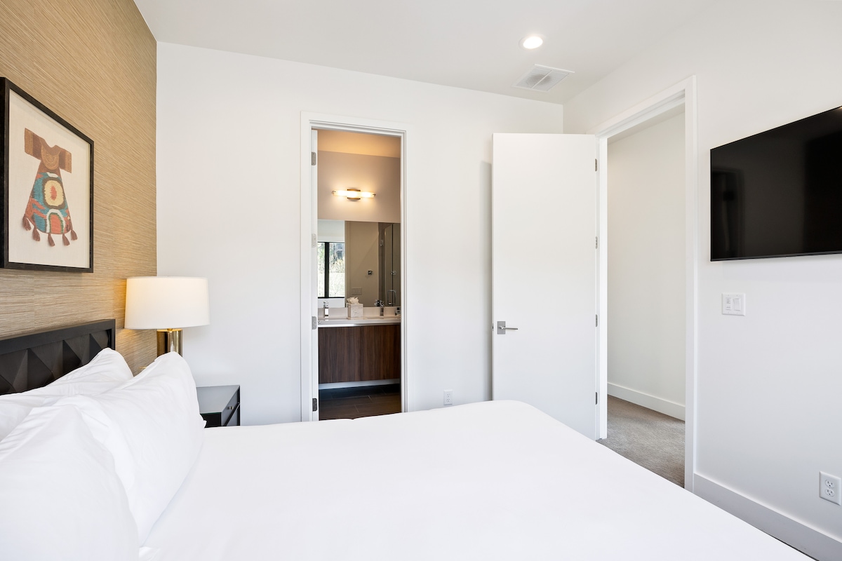 - غرفة نوم مريحة مع مفارش ناعمة وتصميم عصري  
- حمام داخلي مع حوض أنيق ودش  
- تلفزيون بشاشة مسطحة للاسترخاء في المساء براحة