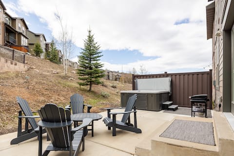 Mountain getaway w/ pool & hot tub