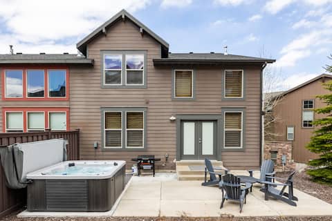 Mountain retreat w/ hot tub & fireplace