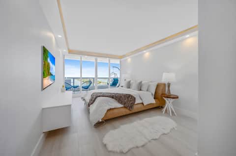 Top Airbnb: Ideal Long-Term | 180° Bayview Balcony | StayCozy in Omni/Pac