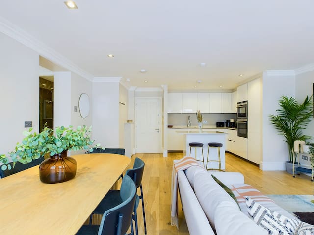 Stunning and Expansive Bond Street Apartment gallery image 5