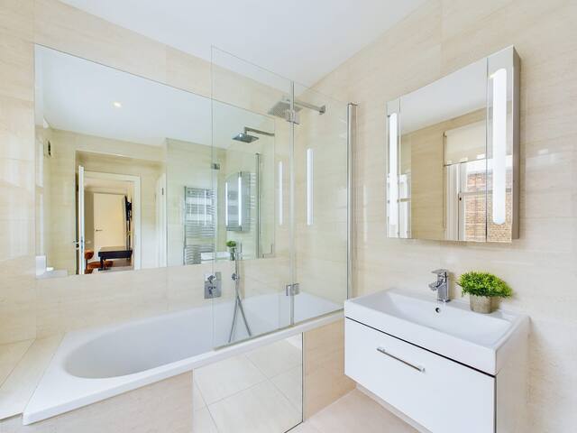 Stunning and Expansive Bond Street Apartment gallery image 4