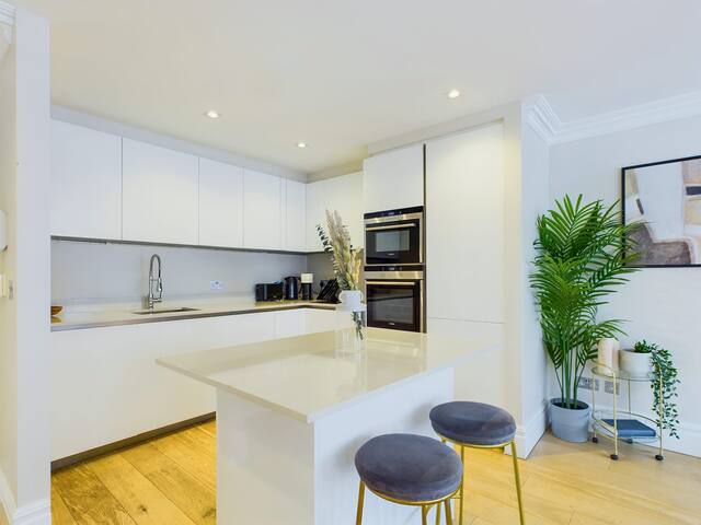 Stunning and Expansive Bond Street Apartment gallery image 2