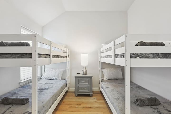 Ამ საძინებელში არა ერთი, არამედ ორი ორსართულიანი საწოლია, რაც იმას ნიშნავს, რომ არსებობს ორმაგი ვარიანტები, იქნება ეს ზედა ორსართულიანი თუ ქვედა ორსართულიანი საწოლი.
