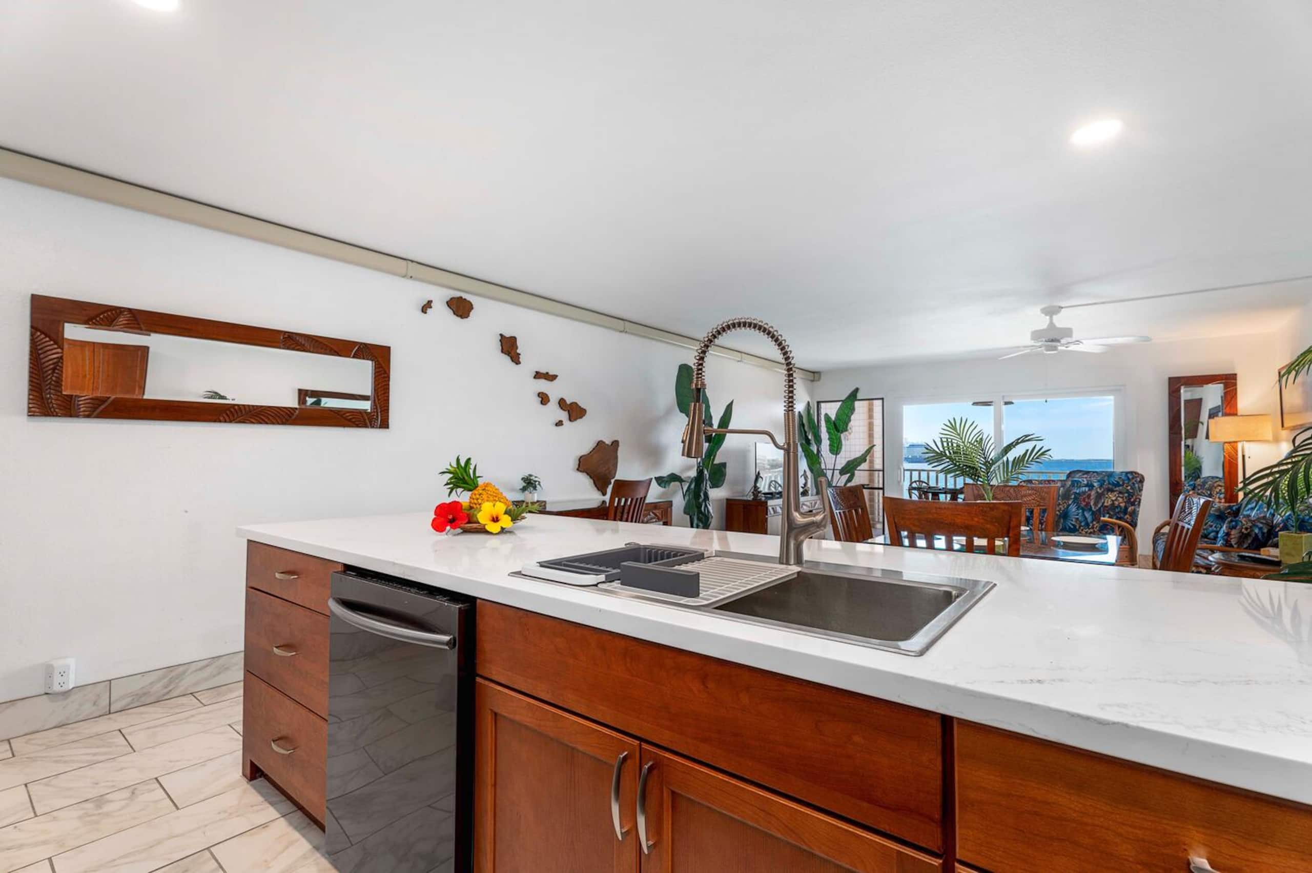 Condo in Kailua-Kona · ★4.35 · 2 bedrooms · 3 beds · 2 baths - Image 12
