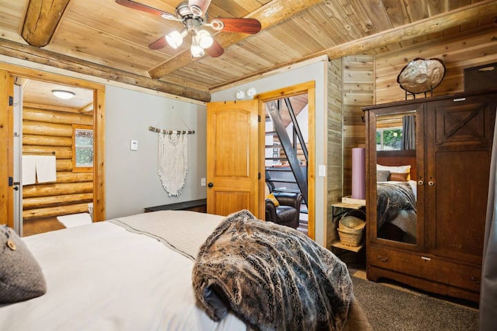 ห้องนอนชั้นหลักที่กว้างขวางนี้มีที่นอนควีนไซส์ใหม่พร้อมเครื่องนอนสุดหรูและวิวป่าที่สงบ เพลิดเพลินกับความสะดวกสบายทันสมัย รวมถึงนาฬิกาปลุกบลูทูธ การชาร์จโทรศัพท์แบบไร้สาย และเสียงรบกวนสีขาวในตัวเพื่อการพักผ่อนในยามค่ำคืนที่ดียิ่งขึ้น