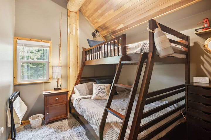 ห้องชีนุก (ชั้นบน) มีเตียงสองชั้นเตียงเดี่ยวขนาดใหญ่พร้อมการตกแต่งธีมตกปลา