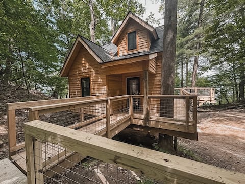 Hawk Hideaway Lakefront Treehouse