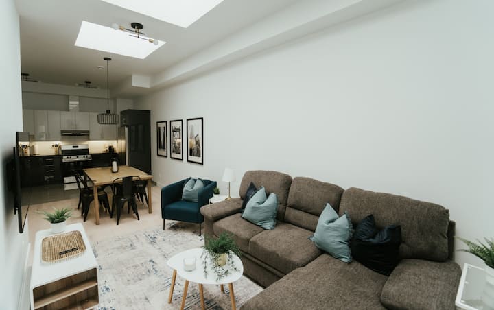 Welcoming And Light Filled 2bdr Apartment - Montreal