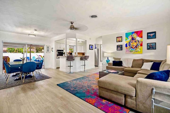 Relaxing Backyard Haven W/ Pool & Fire Pit - Pembroke Pines, FL