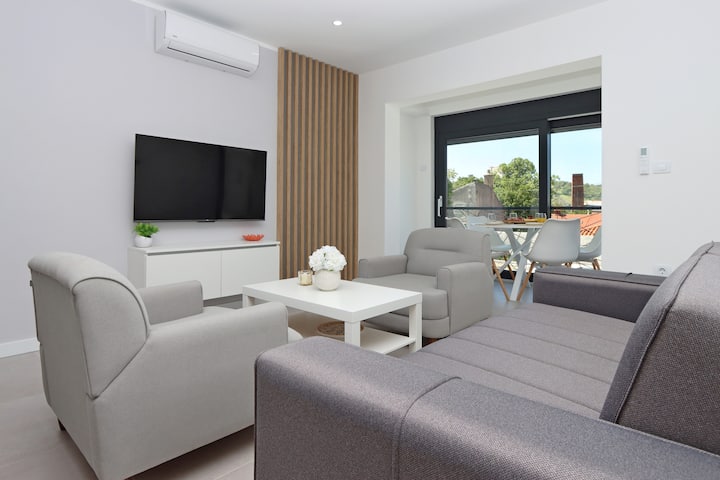K-21661 Maison De Deux Chambres Avec Une Piscine - Senj
