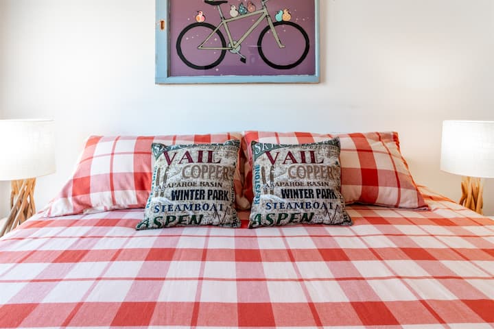 חדר שינה ראשי - מיטת קינג