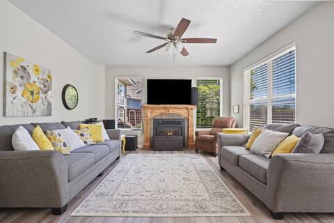 Spacious Downtown Eagle Retreat Perfect for Groups