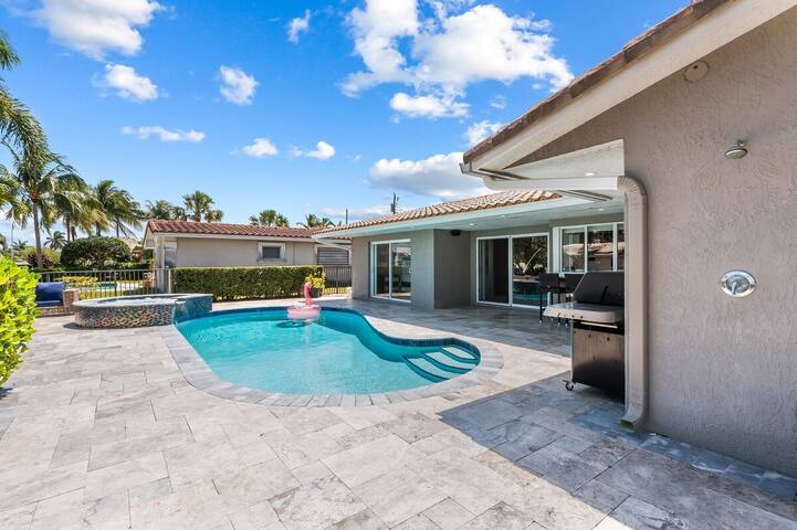 6 mins to Beach~Heated Pool~Jacuzzi~30 Foot Dock~ gallery image 4
