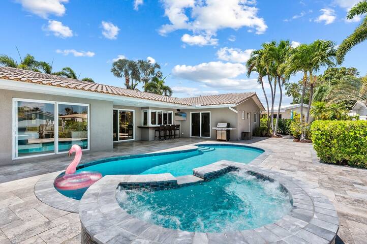 6 mins to Beach~Heated Pool~Jacuzzi~30 Foot Dock~ gallery image 5