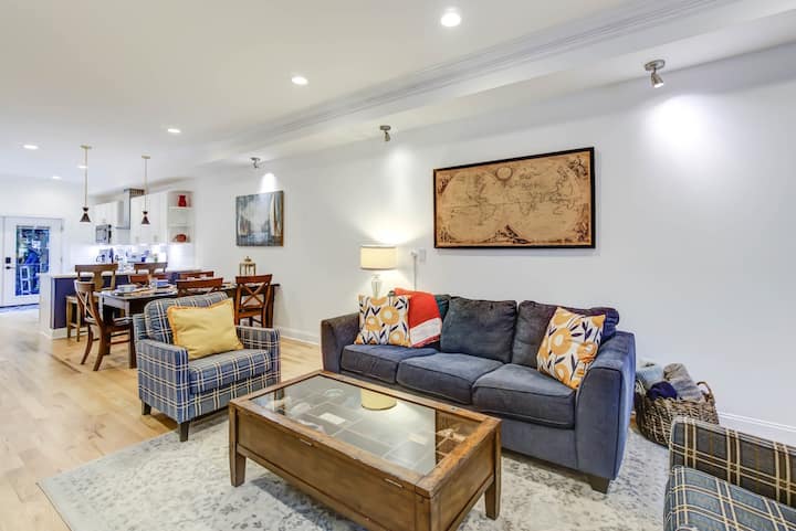 Obývací priestor je ideálny na oddych po dni strávenom objavovaním Washingtonu, DC. Užite si útulné posedenie a živú výzdobu, vďaka ktorej sa budete cítiť ako doma. Plyšový gauč v obývačke a polovičná vaňa na prízemí môžu ľahko ubytovať piateho hosťa.