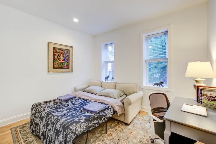 Izba pre hostí je vybavená rozkladacou pohovkou, ktorá je ideálna na ubytovanie ďalších hostí pri zachovaní pohodlia a štýlu.