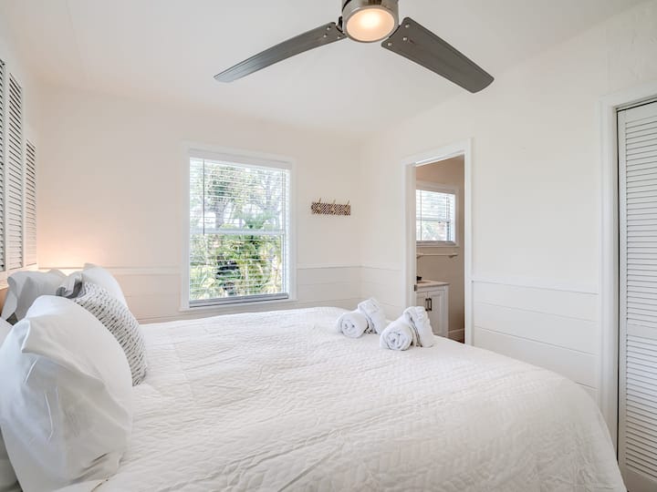 მსუბუქი და კარგად განათებული საძინებელი: ახალი საწოლი 193×203 სმ. მაღალი ხარისხის 100% ბამბის ზეწრები და პირსახოცები.