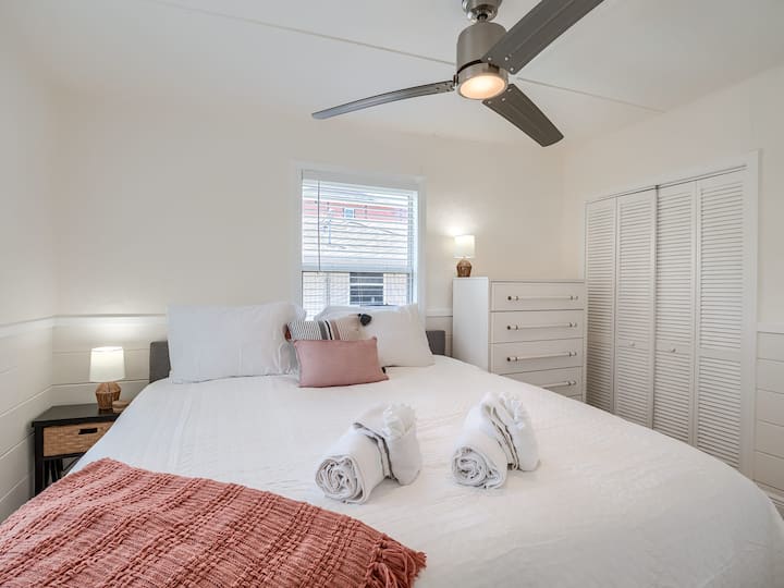 საძინებელი „სიხარული“: მყუდრო საცხოვრებელი ნათელი, ჰაეროვანი, რბილი თეთრეულითა და მოდერნული დეკორით!