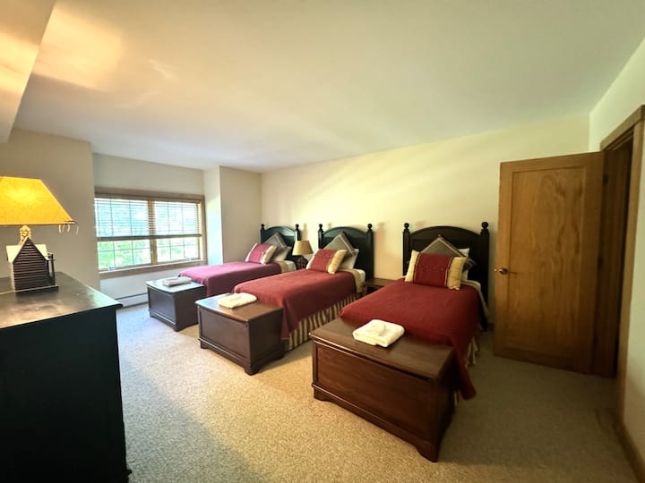 Dormitorio#4- 3 individuales con capacidad para 3 personas