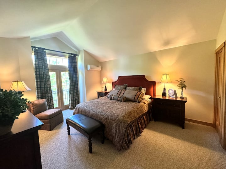 Dormitorio principal, segunda planta, cama tamaño king, capacidad para 2 personas.