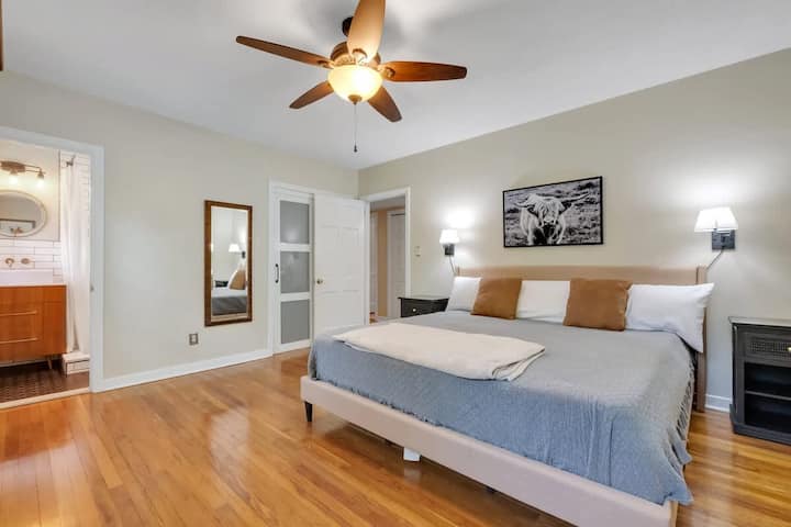 Dormitorio principal con cama tamaño king y ventilador de techo. Amplio vestidor y baño privado. Incluye perchas, mucho espacio para el almacenamiento y espejo de cuerpo entero. Luz natural y luces de contacto a cada lado de la cama perfectas para leer
