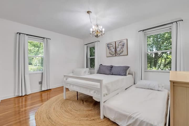 Dormitorio de invitados con cómoda cama de tamaño completo y cama nido de tamaño doble. La habitación incluye muchos juguetes para niños, mochila y juego, ventilador, cómoda y armario para mucho espacio de almacenamiento. ¡Apaga las cortinas para que los niños duerman y se sientan renovados todas las mañanas!