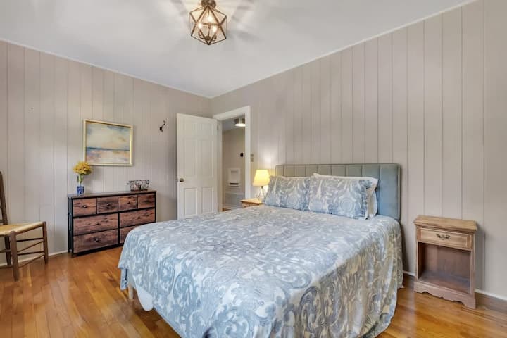 Dormitorio de invitados con una cómoda cama de matrimonio. Incluye cómoda y armario para un montón de almacenamiento. El colchón inflable queen adicional se almacena en el armario. Guitarra acústica y máquina de karaoke disponibles para los huéspedes. ¡Es hora de planear tu próxima fiesta de baile!