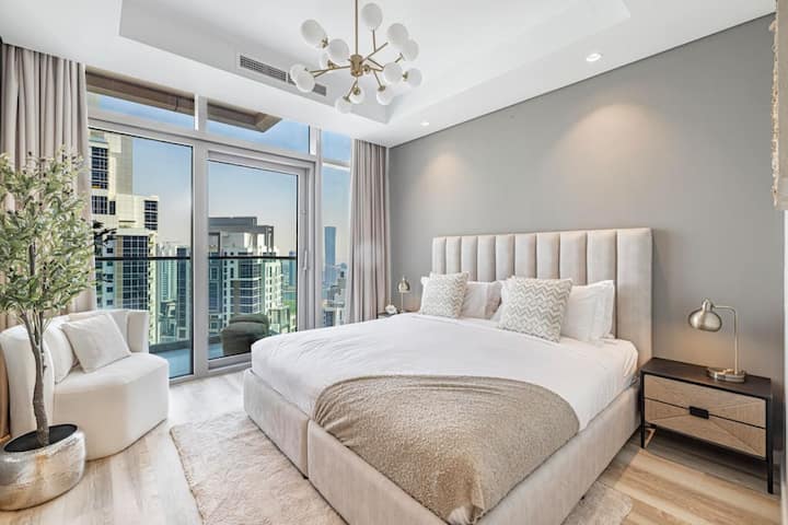 Голема втора спална соба. 