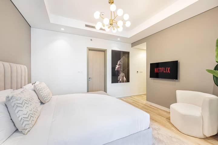 Пространа спална соба со сопствена бања.