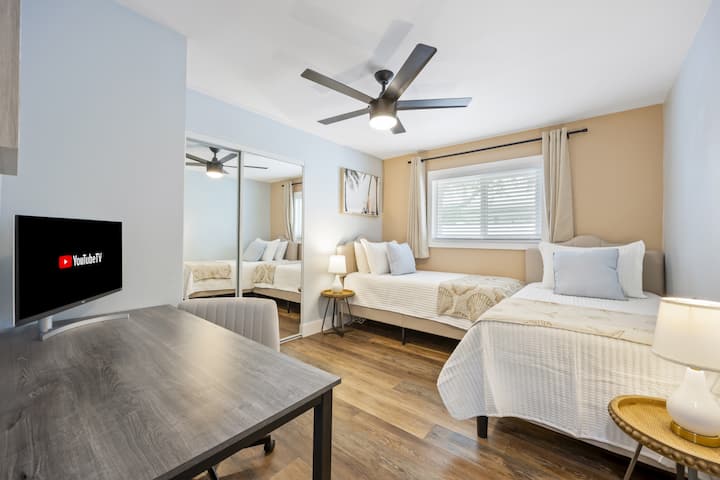 חדר זוגי בקוקו ביץ' | חדר חוף רענן עם שולחן עבודה, ארון מראה וסגנון רגוע