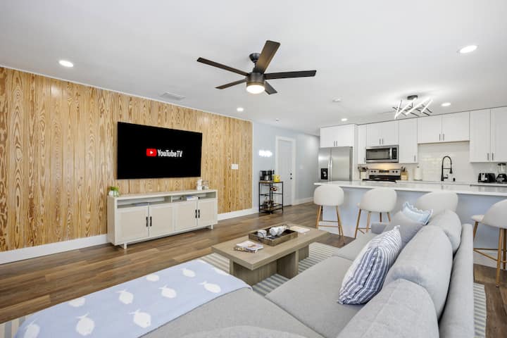 אזור המגורים של קקאו ביץ' | ספה סקציונלית, אי שיש ופריטי עץ טבעי בסגנון חוף ים בהיר