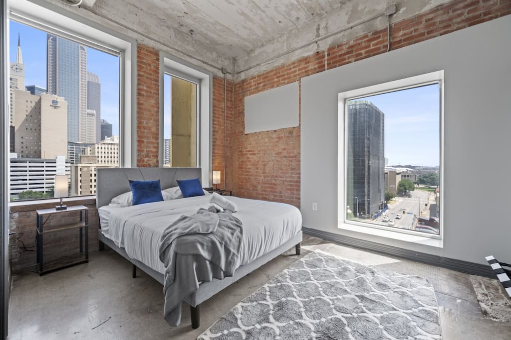 Stunning Downtown Apt | Pool, Laundry, Parking