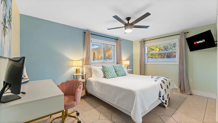 جناح كينغ على شاطئ الكاكاو | ملاذ ساحلي مريح مع لمسات باللون الأزرق المخضر، ومساحة عمل بحرية وسحر أزرق منعش